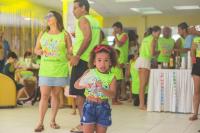 a little girl is standing in a crowd of people at Spazio Marine Hotel - Guaratuba in Guaratuba
