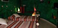Łóżko lub łóżka w pokoju w obiekcie Hotel Cueva Tardienta Monegros-Adults Only