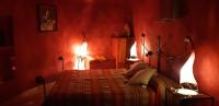 Łóżko lub łóżka w pokoju w obiekcie Hotel Cueva Tardienta Monegros-Adults Only