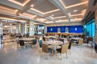 贝莱克卡莉斯塔豪华度假酒店的餐厅里有桌椅和窗户。