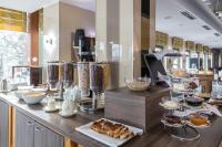 ein Buffet mit Gebäck und anderen Speisen in der Unterkunft Holiday Beach Budapest Hotel in Budapest