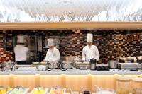 Três chefs numa cozinha a preparar comida. em Nagoya Tokyu Hotel em Nagoya