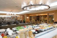 uma fila de bufê com comida em exposição em um restaurante em Nagoya Tokyu Hotel em Nagoya