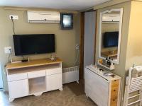 Televízia a/alebo spoločenská miestnosť v ubytovaní Papaduke House