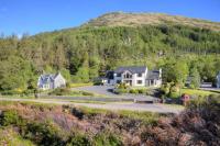 una casa grande en medio de una montaña en Ardno House B &amp; B, en Glencoe