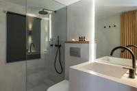 Kúpeľňa v ubytovaní Hub Suites, Luxury living in Athens
