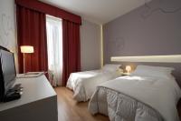 A bed or beds in a room at Hotel Forte del 48