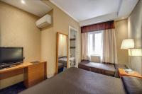 Televízia a/alebo spoločenská miestnosť v ubytovaní 939 Hotel