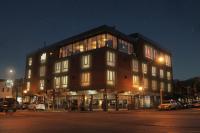 Un gran edificio en una calle de la ciudad por la noche. en Hotel Sol del Sur, en Esquel