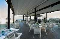een restaurant met tafels en stoelen op een balkon bij Fénix Torremolinos - Adults Only Recommended in Torremolinos