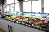 een buffet met veel verschillende soorten eten bij Fénix Torremolinos - Adults Only Recommended in Torremolinos