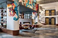 ボストンにあるThe Revolution Hotelの暖炉と階段のあるロビー
