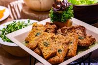 une assiette de nourriture avec des frites sur une table dans l'établissement Viangluang Resort, à Chiang Mai