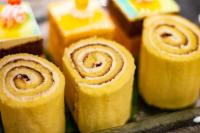 un assortiment de pâtisseries et de gâteaux sur une table dans l'établissement Viangluang Resort, à Chiang Mai