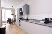 Kuchyň nebo kuchyňský kout v ubytování Destiny Scotland Charlotte Square Apartments