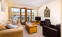 ein Wohnzimmer mit einer Couch und einem Tisch in der Unterkunft Tewitfield Marina in Carnforth