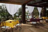 Un patio con una mesa con un mantel amarillo. en Rive Du Lac, en Lalla Takerkoust