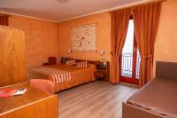 Łóżko lub łóżka w pokoju w obiekcie Hotel Chaberton