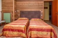 Łóżko lub łóżka w pokoju w obiekcie Hotel Chaberton