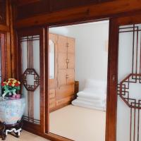 Ein Bett oder Betten in einem Zimmer der Unterkunft Hanok Guesthouse Suni
