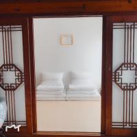 Ein Bett oder Betten in einem Zimmer der Unterkunft Hanok Guesthouse Suni