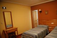 A bed or beds in a room at Hotel Garganta del Cares