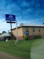 una señal para una posada con valor de escritorio frente a un edificio en Americas Best Value Inn - Brookhaven, en Brookhaven