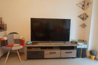 TV a/nebo společenská místnost v ubytování Georgina's cozy apartment -Metropolitan Hospital-