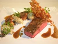 einen Teller mit einem Stück Fleisch und Gemüse in der Unterkunft Wellness- & Sporthotel Haus am See in Arendsee