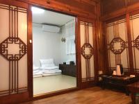 Ein Sitzbereich in der Unterkunft Hanok Guesthouse Suni