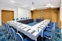 Emerald Hotelにあるビジネスエリアまたは会議室