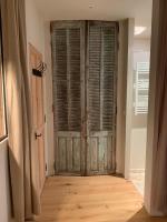 a room with a large wooden door in a room at T2 centre ville avec extérieur in Avignon