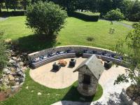 - Vistas aéreas a un patio trasero con un patio de piedra en Clos l&#39;Abbe, Piscine &amp; Spa - Demeure de Prestige, en Ouville