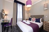 Postel nebo postele na pokoji v ubytování Destiny Scotland Charlotte Square Apartments