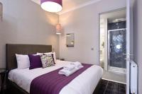 Postel nebo postele na pokoji v ubytování Destiny Scotland Charlotte Square Apartments