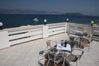 un balcón con mesas y sillas y el océano en Bonacic Palace, en Slatine