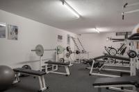 einen Fitnessraum mit Laufbändern und Gewichten in einem Zimmer in der Unterkunft Hotel Jägerhof in Zermatt