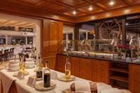 ein Restaurant mit 2 Tischen und Weinflaschen in der Unterkunft Hotel Jägerhof in Zermatt