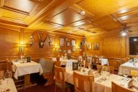 Ein Restaurant oder anderes Speiselokal in der Unterkunft Hotel Jägerhof 
