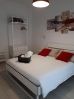 A bed or beds in a room at SoleLuna Fiera 6 Rooms