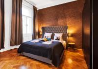 Un dormitorio con una cama grande en una habitación. en Royal Route Residence Lesser Town, en Praga