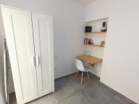Knihovna v apartmánu