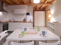 Kuchyň nebo kuchyňský kout v ubytování Apartamentos Lusarbe