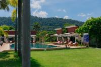Bazén v ubytování Golden Bay Cottage - SHA Extra Plus nebo v jeho okolí
