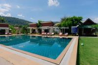 Bazén v ubytování Golden Bay Cottage - SHA Extra Plus nebo v jeho okolí