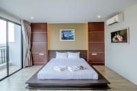 Postel nebo postele na pokoji v ubytování The Living Hotel SamutPrakan