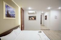 Postel nebo postele na pokoji v ubytování The Living Hotel SamutPrakan