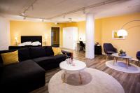 ラウマにあるHotel Vanha Raumaのソファとテーブルのあるリビングルーム