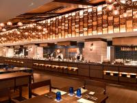 石垣岛FUSAKI BEACH RESORT HOTEL & VILLAS的餐厅设有2名厨师,在厨房准备食物