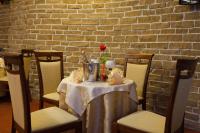 Reštaurácia alebo iné gastronomické zariadenie v ubytovaní Hotel Jaskółka